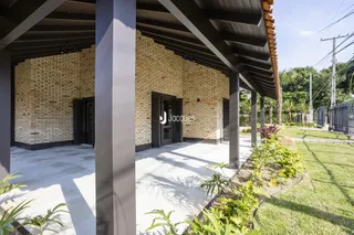 Fachada de uma residência em Lajeado, Brasil com varanda coberta.