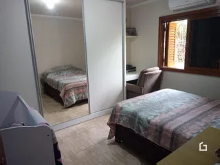 Quarto com cama e espelho em um imóvel no Brasil.