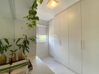 Hall de entrada com armários embutidos e luz natural.