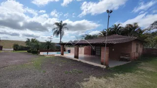 Fachada de uma casa com piscina em Lajeado, Brasil.