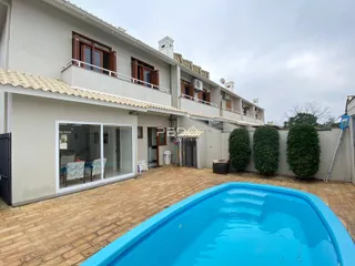 Fachada de uma residência com piscina em Lajeado.