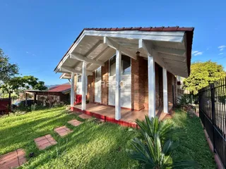 Fachada de uma casa em Lajeado, Brasil, com varanda e jardim.