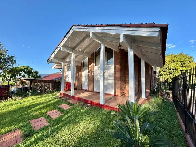 Fachada de uma casa em Lajeado, Brasil, com varanda e jardim.
