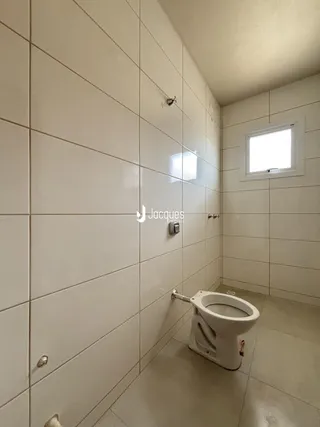Foto de um banheiro com revestimento cerâmico nas paredes