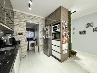 Ambiente interno de uma sala de estar com armários e piso de cerâmica.