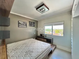 Quarto com cama e janela em um imóvel no Brasil.