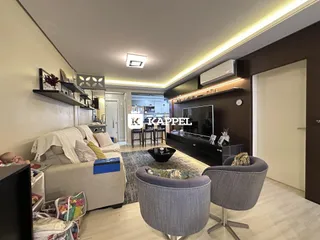 A sala de estar apresenta um sofá e poltronas em um ambiente moderno.