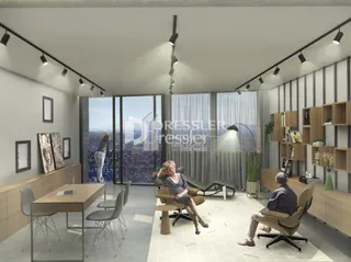 Sala de estar moderna com grandes janelas que dão vista para o exterior.