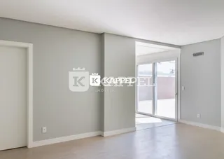 Foto de um corredor interno com paredes cinzas.