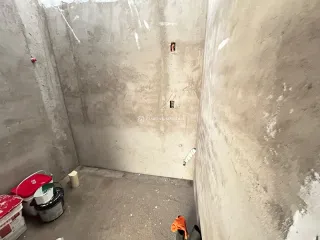 Parede de concreto aparente em um ambiente interno.