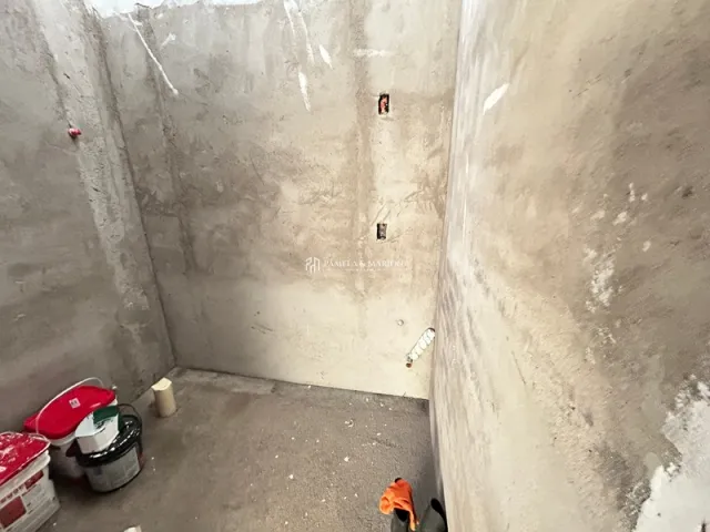 Parede de concreto aparente em um ambiente interno.