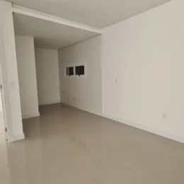 Vista interna de um corredor com paredes brancas.