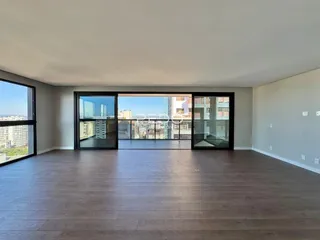 Sala de estar ampla com vista para a paisagem urbana.