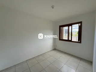 Foto de uma sala com piso de cerâmica e janela de madeira.