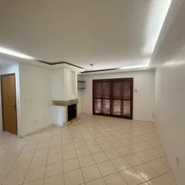 Ambiente interno com piso de cerâmica claro e paredes brancas.