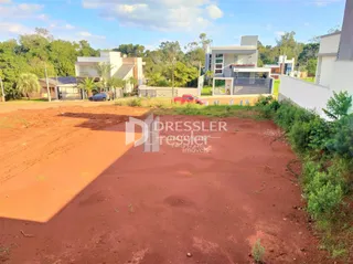 Vista externa de uma propriedade em Lajeado, Brasil, mostrando o terreno e uma edificação moderna.
