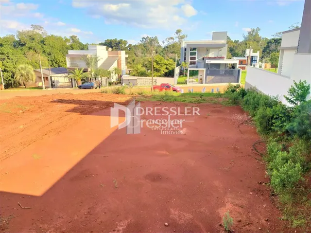 Vista externa de uma propriedade em Lajeado, Brasil, mostrando o terreno e uma edificação moderna.