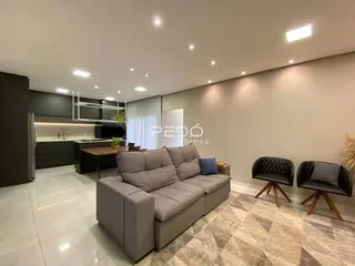 Sala de estar e cozinha de um apartamento moderno em Lajeado.