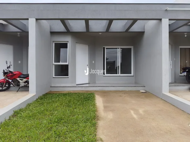 Fachada de uma casa moderna em Lajeado, Brasil, com área externa gramada.