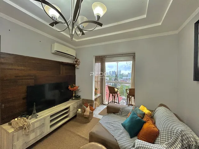 Sala de estar com parede de madeira e vista da cidade.