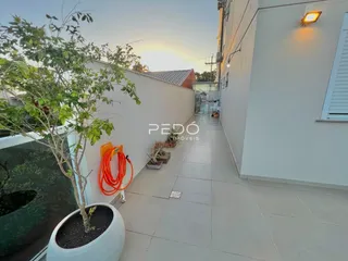Vista da fachada e pátio de uma residência em Lajeado, Brasil.