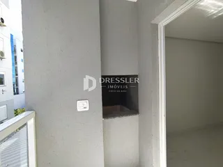 Fachada de um imóvel em Lajeado, Brasil, com uma porta de entrada.