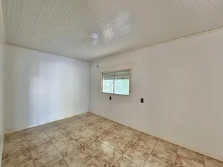 Ambiente interno com piso de cerâmica e paredes brancas.
