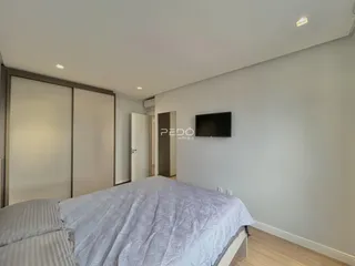 Quarto com cama e armário em ambiente claro.