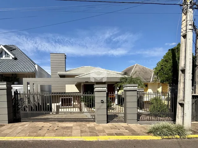 Fachada de uma residência em Lajeado, Brasil, com cerca e portão.