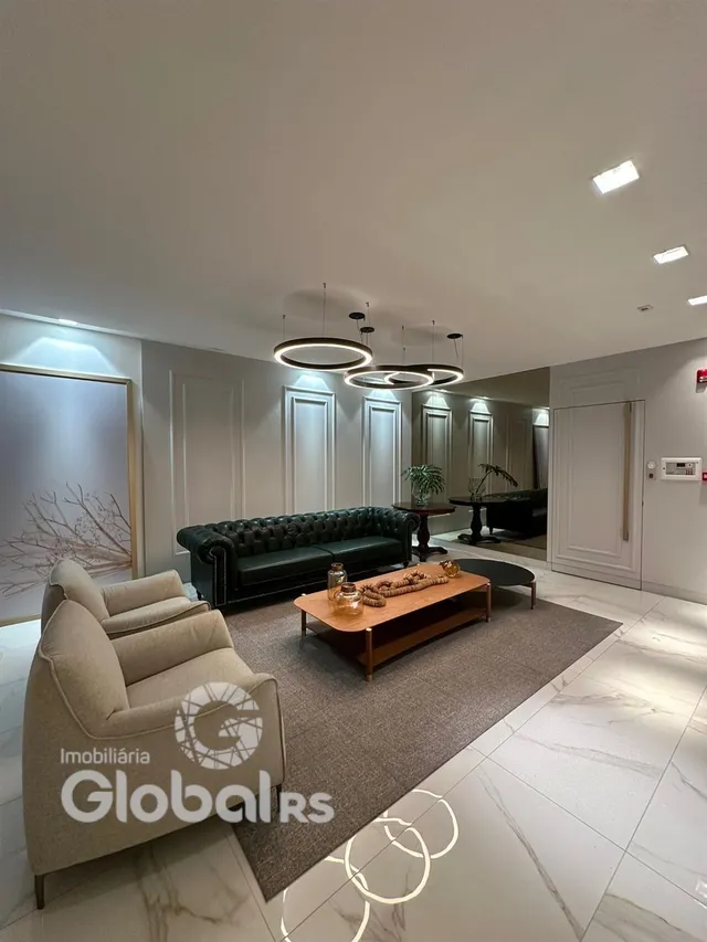 Sala de estar com sofá e mesa de centro em um imóvel.