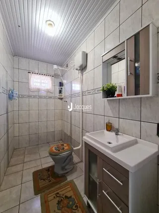 Banheiro com revestimento cerâmico nas paredes e piso