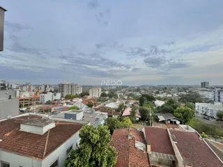 Vista aérea de telhados de casas em uma área residencial no Brasil.