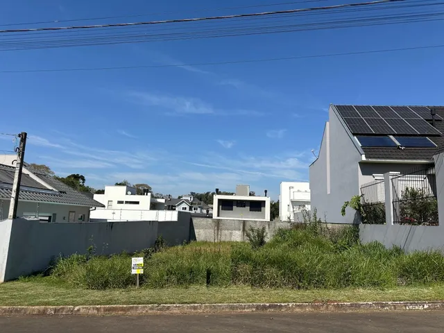 Fachada de uma residência moderna em Lajeado, Brasil, sob céu azul.