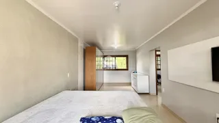 Quarto com cama e armário de madeira.