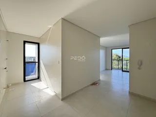 Hall de entrada com piso de cerâmica e grandes janelas.