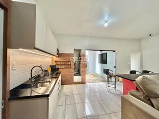 Foto de uma cozinha moderna com piso de cerâmica e armários brancos.