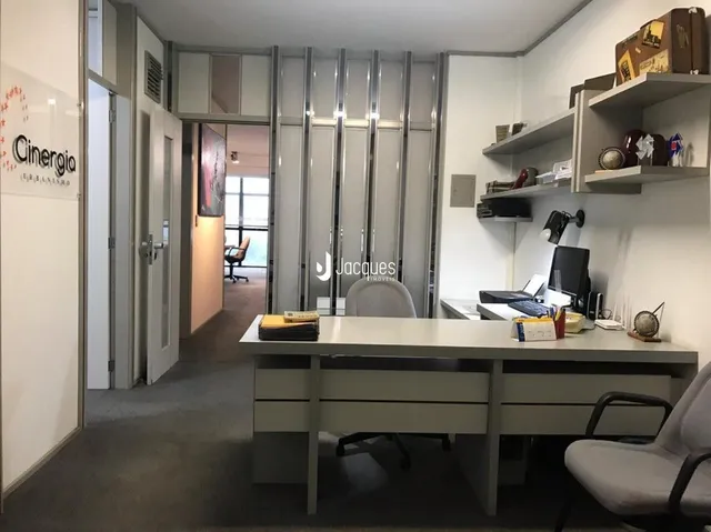 Interior de uma sala com portas de vidro e móveis modernos.