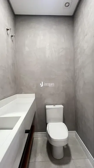 Foto de um banheiro com banheira e vaso sanitário em um imóvel.