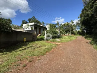 Vista externa de uma propriedade em Lajeado, Brasil, com vegetação e estrada de terra.