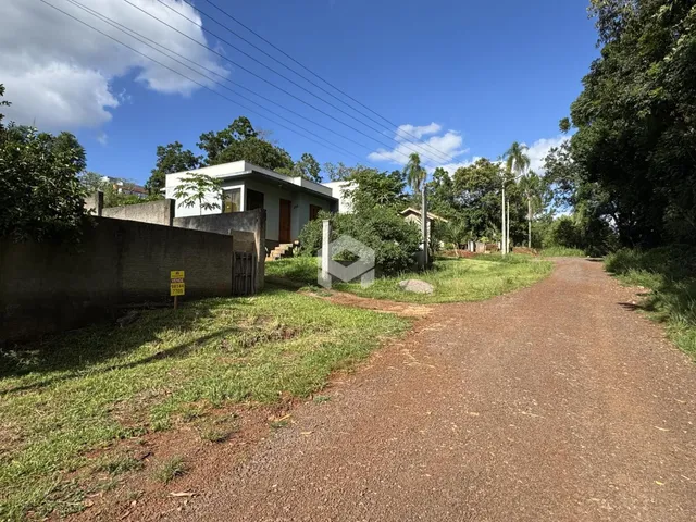 Vista externa de uma propriedade em Lajeado, Brasil, com vegetação e estrada de terra.