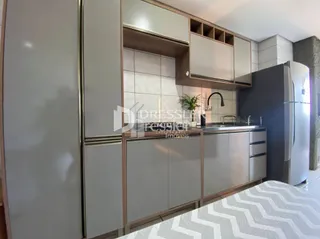 Uma cozinha moderna com armários em tons neutros.