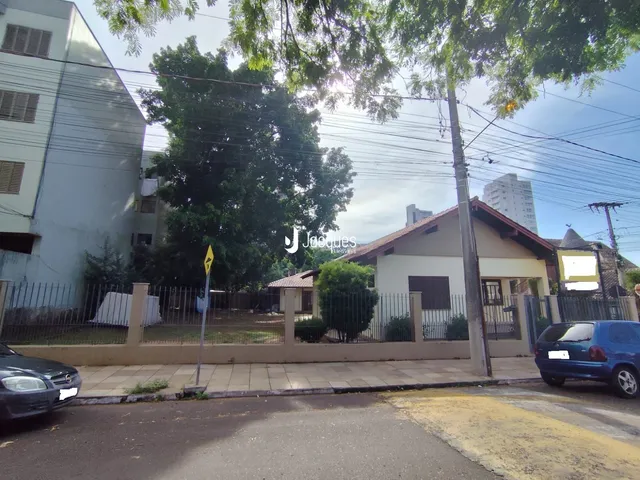 Fachada de uma residência em Lajeado, Brasil, com cerca e vegetação.