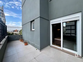 Fachada externa de um imóvel em Lajeado, Brasil, com terraço e grade de segurança.