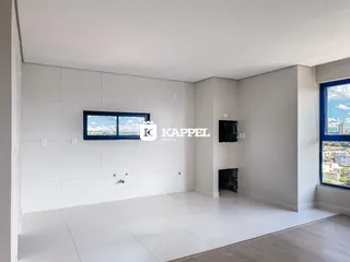 Foto de uma sala de estar com paredes brancas e piso claro.