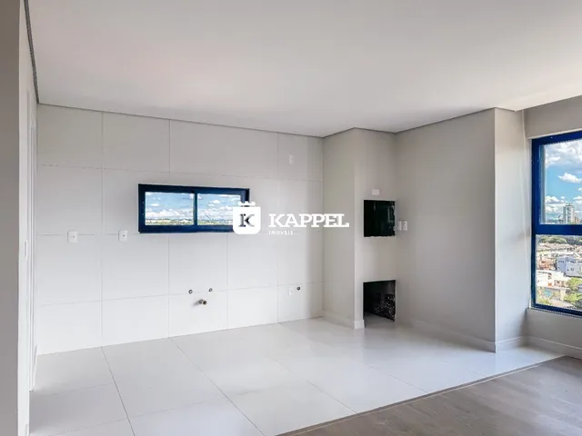 Foto de uma sala de estar com paredes brancas e piso claro.