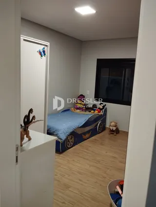 Quarto com cama visível em uma sala de estar.