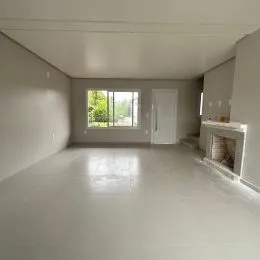 Sala ampla e clara com janela no fundo.