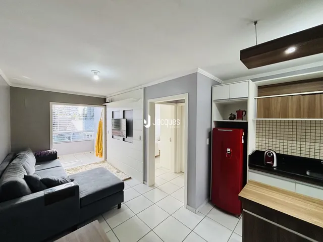Sala de estar com piso de cerâmica e acesso a uma área externa.