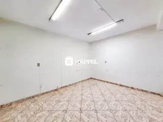 Foto de um cômodo interno com piso de cerâmica e paredes brancas.