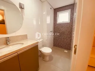 Foto de um banheiro com pia e vaso sanitário em um imóvel.